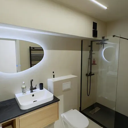 House I * 布加勒斯特